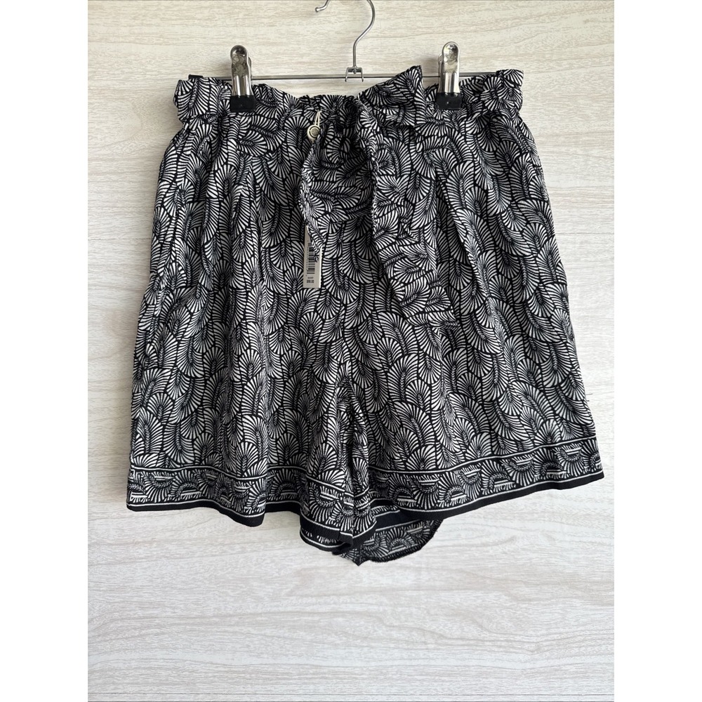NWT black white Max Studio shorts Fan Like Pattern Tie Waist Sz Small